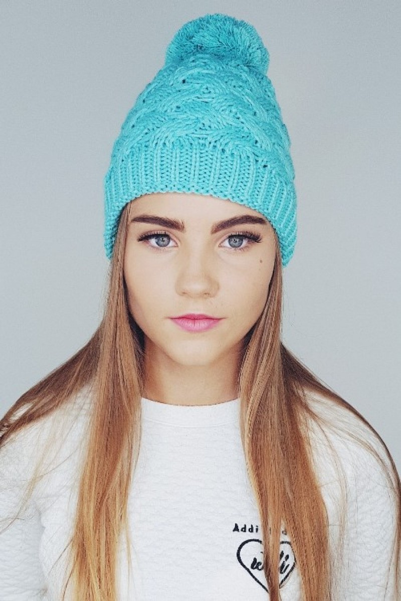 Knit kepurė su bumbulu